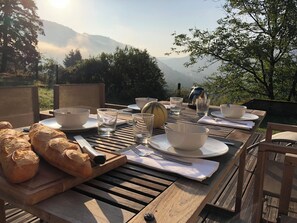 تناول الطعام بالخارج