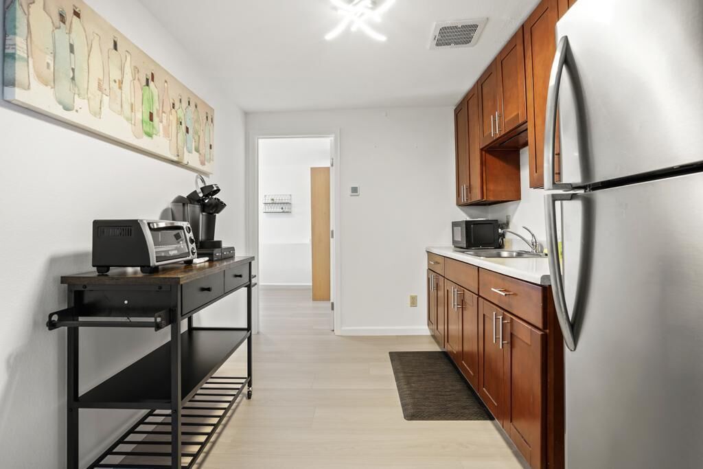 Refrigerador, microondas, cafetera y tetera y tostadora 