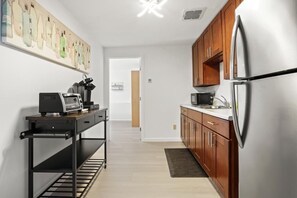 Fridge, microwave, coffee/tea maker, toaster - Lovely Private Quiet 2Beds 1Bath near Westlake (Daly City)