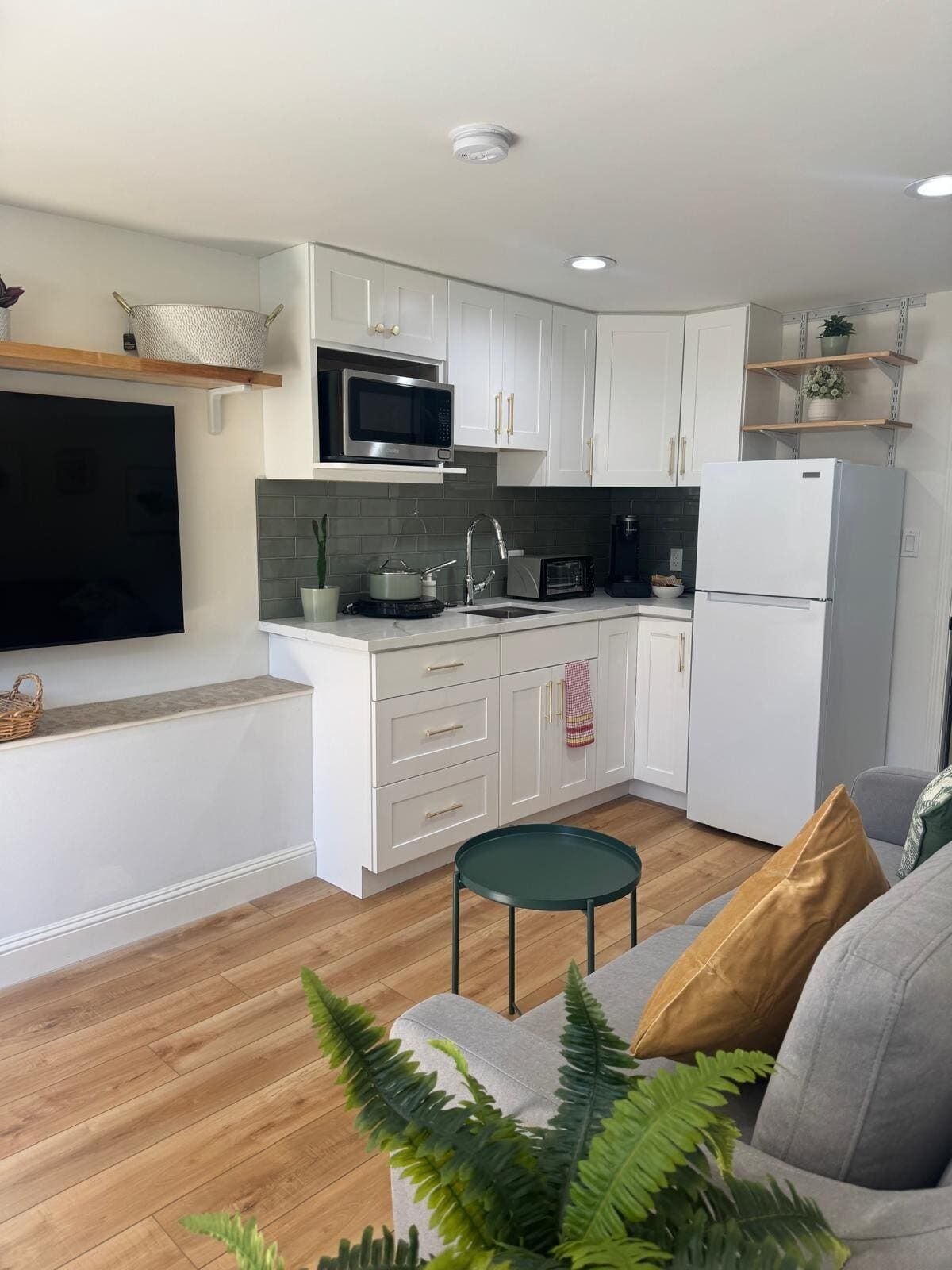 Een koelkast, een magnetron, een kookplaat