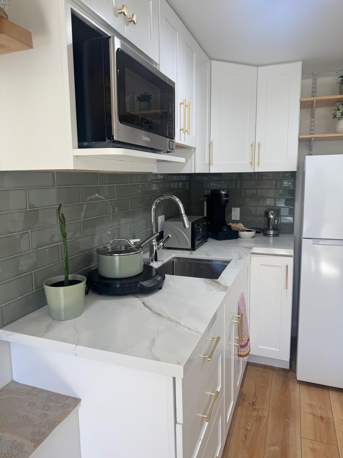 Jääkaappi, mikroaaltouuni, liesi