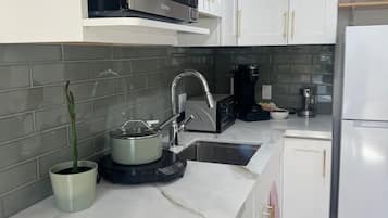 Jääkaappi, mikroaaltouuni, liesi