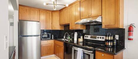 冰箱、微波炉、烤箱、炉灶