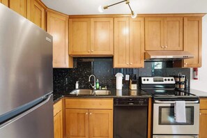 Kjøleskap, mikrobølgeovn, ovn og kokeplater