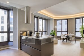 House, Smoking - Central Tower S Babila - Elegant 2bdr With Rooftop Terrace (Milan)