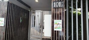 A gated entrance with a number sign '101' and a rental sign. - Palazzo Candiani - Modern Split-level 1BR Apartment Near Politecnico (Milan)