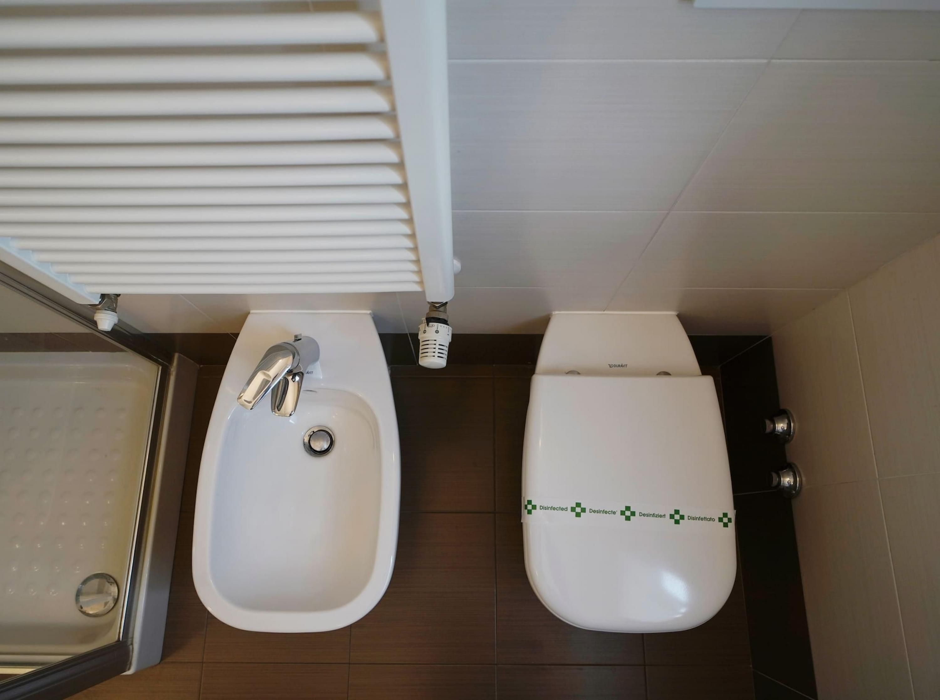 Un bagno con lavandino, WC e zona doccia.