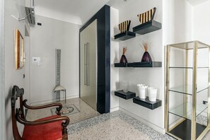 Room - Della Signora - Elegant Charming 1-bdr Apartment Close to Duomo (Milan)