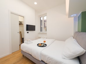 House, Smoking - Farini - Charming One-bedroom Apartment in Isola Area (Milan)