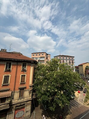 A street view with buildings, a tree, and a clear sky. - Venini - Cozy 2 Bdroom Apartment in Loreto Area (Milan)