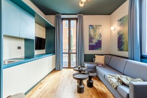 Un espace de vie moderne comprenant une cuisine, un canapé et un coin repas.