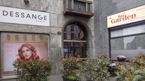 Fachada de edificio con señalización que indica 'DESSANGE PARIS' y 'Bar Garden di Antonio'.