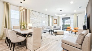 House, Accessible - Stylish Vacation Home w Pool Game Room Resort Fun (Davenport)