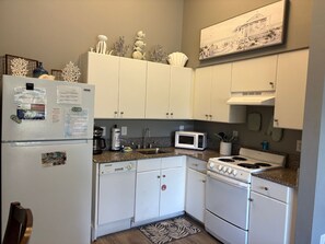 Private kitchen - First Floor Studio in Panama City Beach (Panama City Beach)