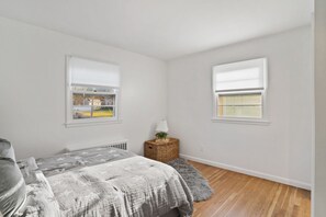 3 habitaciones, tabla de planchar con plancha, wifi y ropa de cama 