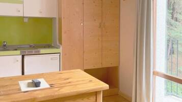 Microwave, kompor, dan peralatan masak/sendok-piring