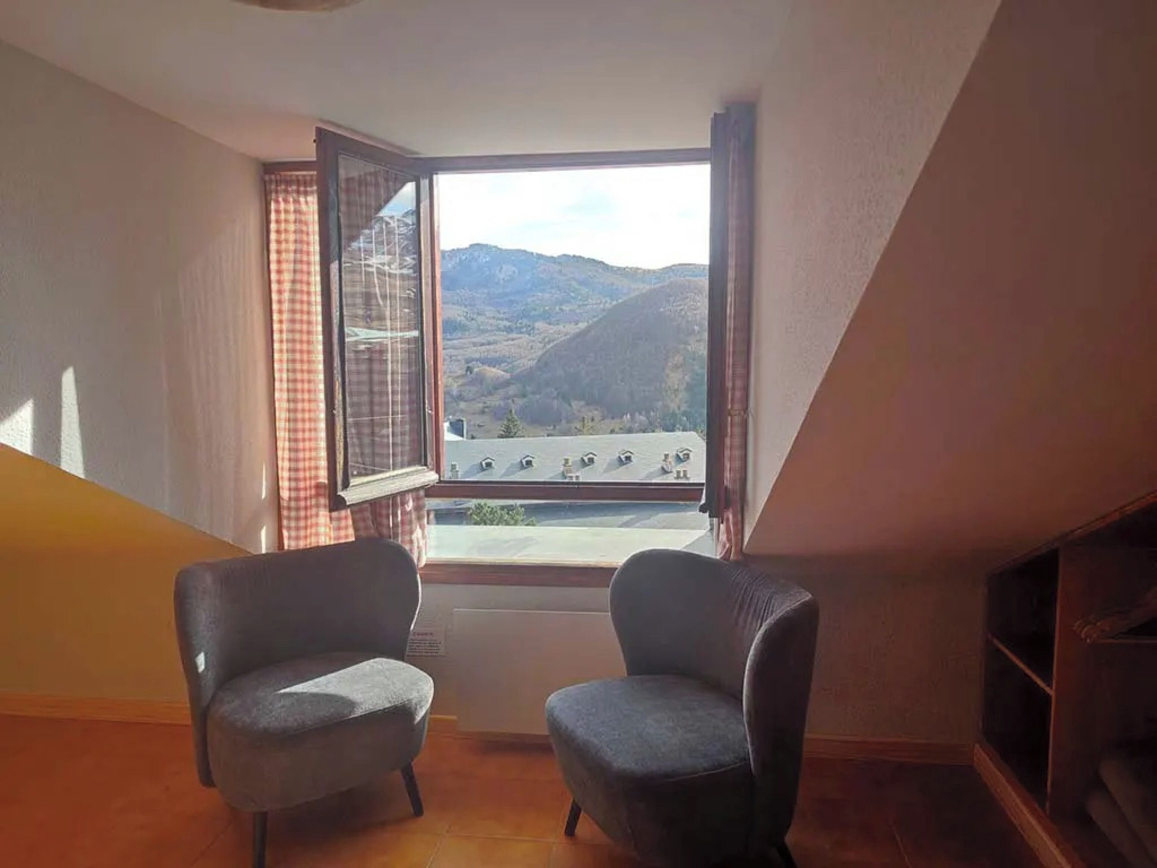 Basic Studio | Free WiFi