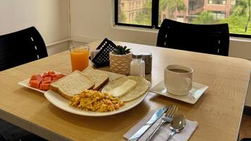Desayuno con opciones de la cocina local incluido todos los días