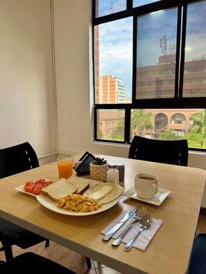 包含每日当地美食早餐