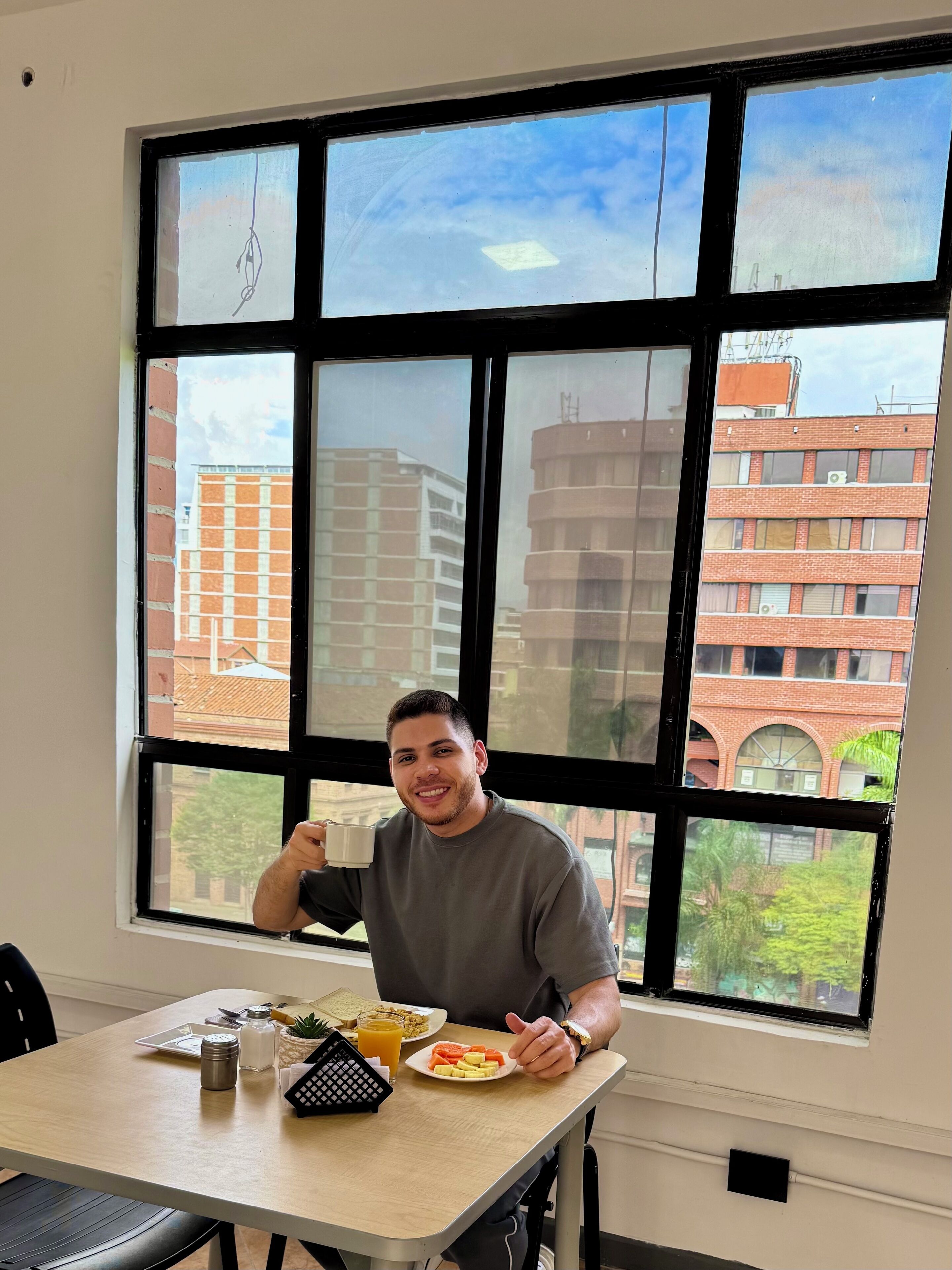 Café da manhã com pratos da culinária local grátis todos os dias