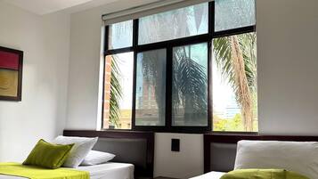 Classic fyrbäddsrum | Värdeförvaringsskåp på rummet, individuell inredning och unika möbler