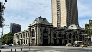 A large, historic building with a prominent clock tower and arched windows. - Hotel Plaza Mayor 44 - Medellin (Medellín)