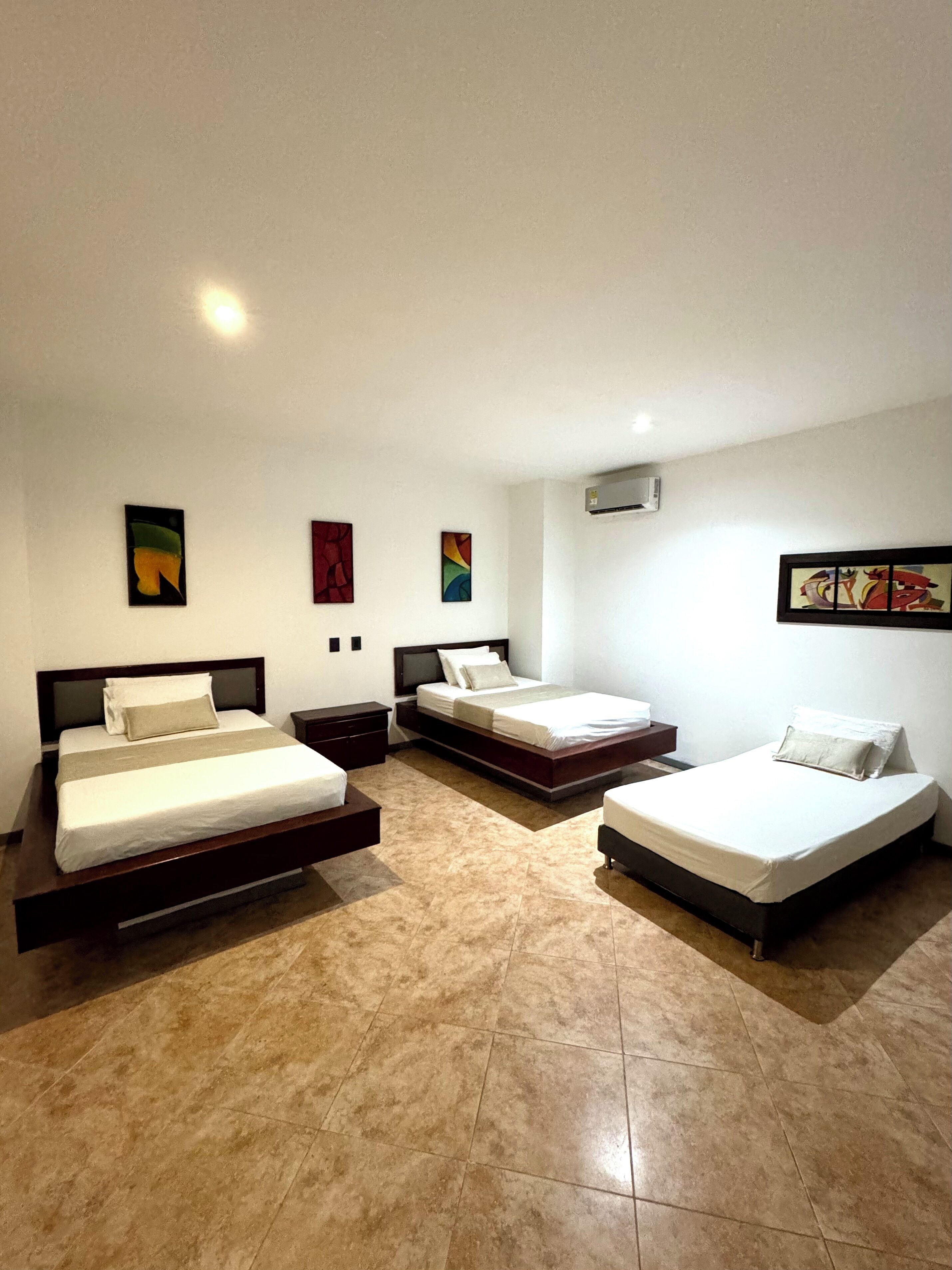 Familienzimmer, Mehrere Betten | Zimmersafe, individuell dekoriert, individuell eingerichtet