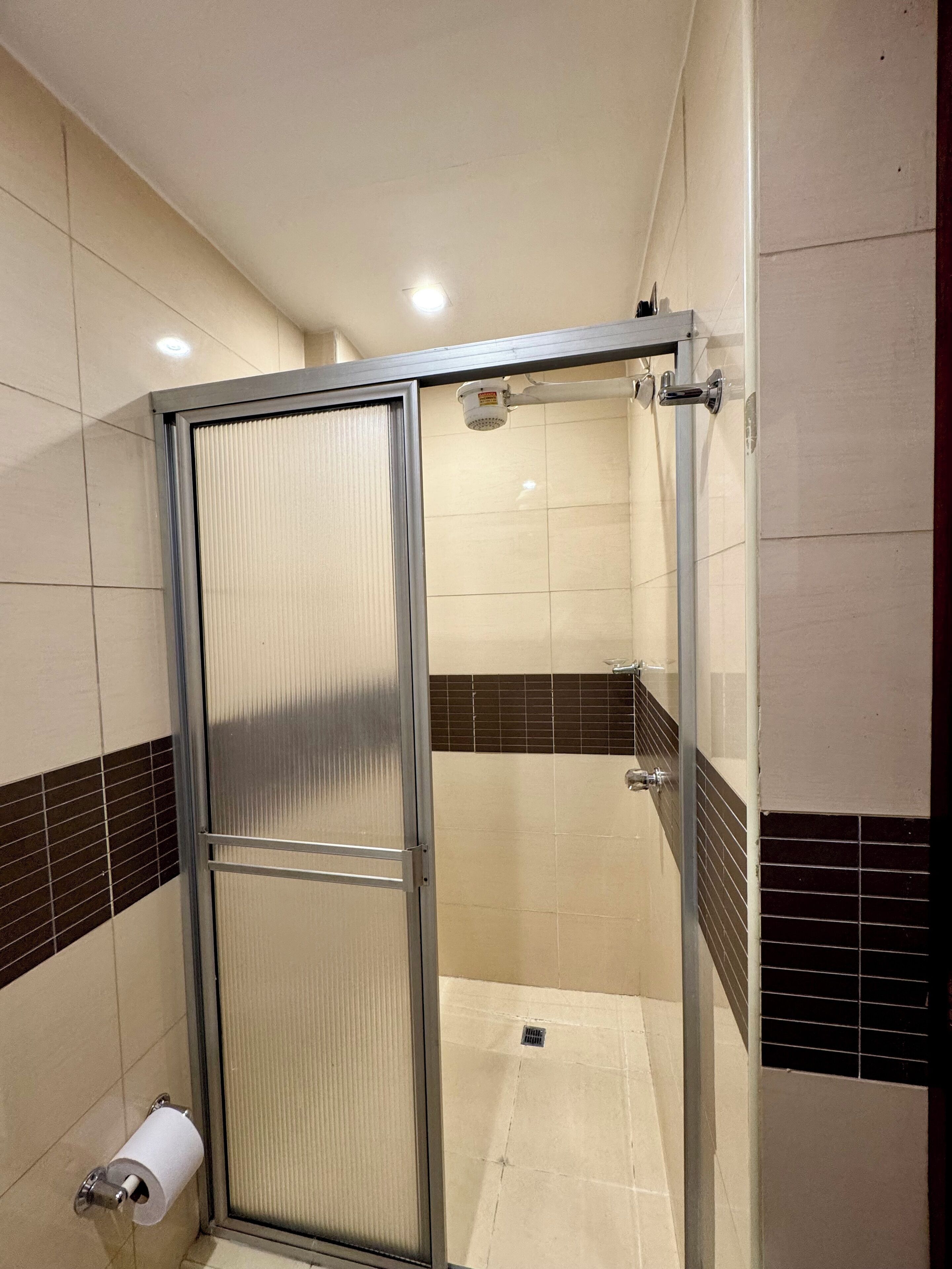 Business Room | Bathroom | Shower, free toiletries, towels, soap