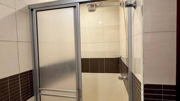 Business Room | Bathroom | Shower, free toiletries, towels, soap