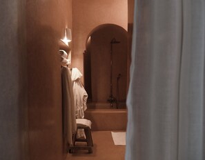 Doppia Deluxe, balcone, vista piscina | Bagno | Accappatoio