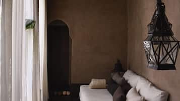 Doppia Deluxe, balcone, vista piscina | Area soggiorno