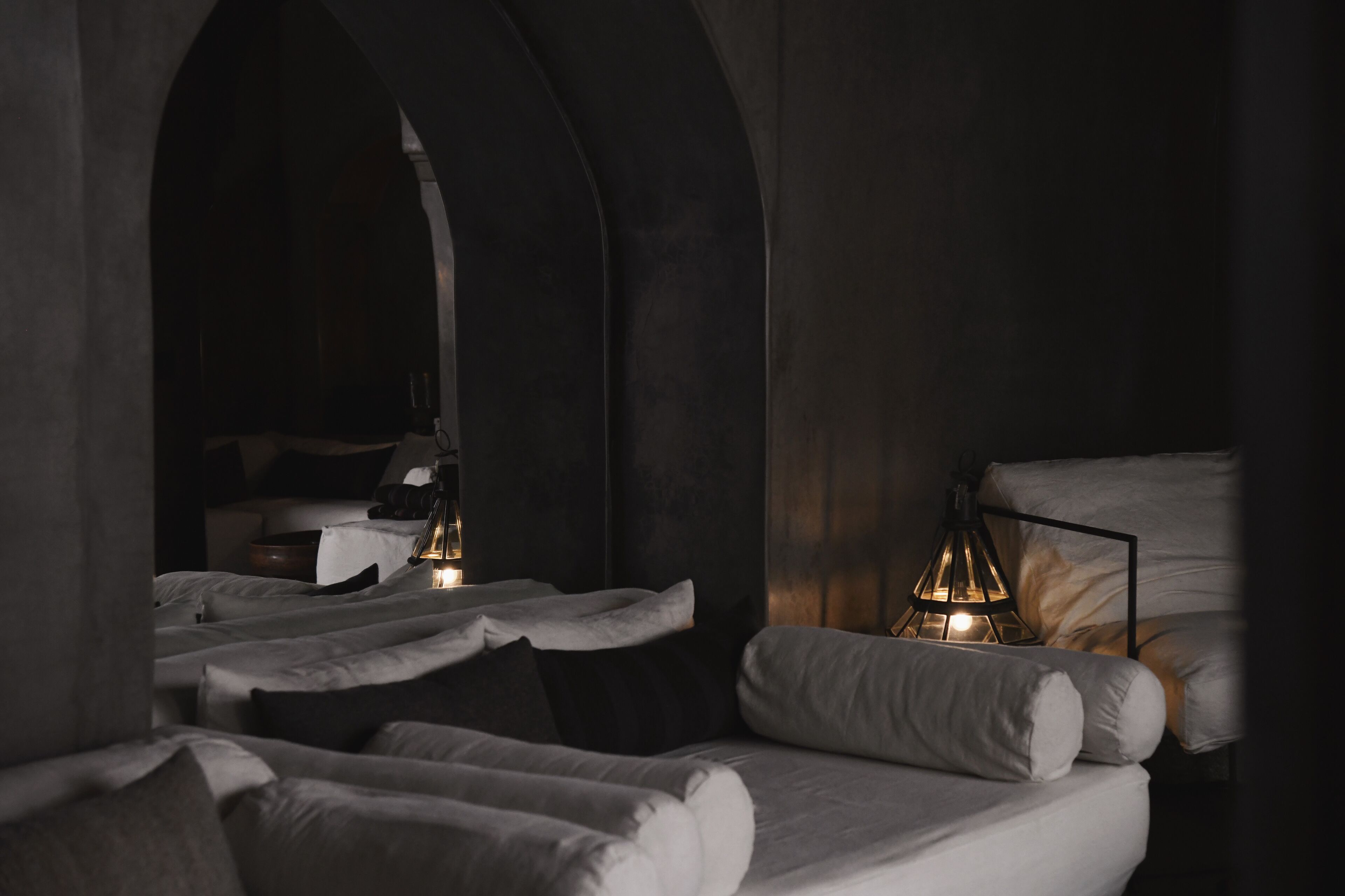 Basic-Zweibettzimmer, Balkon, Poolblick | Wohnbereich