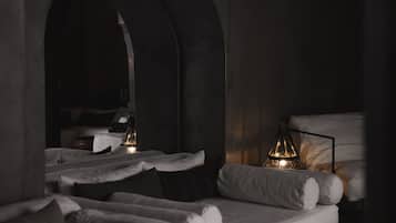 Basic-Zweibettzimmer, Balkon, Poolblick | Wohnbereich