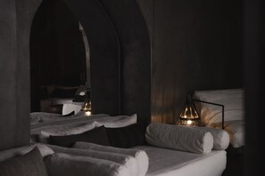 Basic İki Ayrı Yataklı Oda, Balkon, Havuz Manzaralı | Oturma alanı