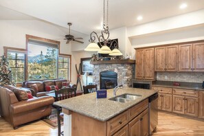 Interior - Mtn Vistas | Fireplace Suite (Winter Park)