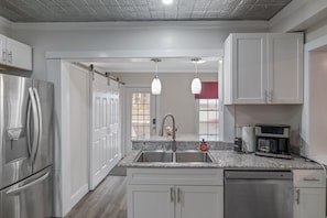 Fridge, microwave, oven, stovetop - Dog-Friendly Downtown Auburn Apartment! (Auburn)