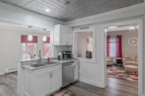 Fridge, microwave, oven, stovetop - Dog-Friendly Downtown Auburn Apartment! (Auburn)