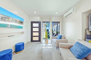 Smart TV - New Sea La Vie Suites at Palm Beach -Suite #2 2BR/1BR W/ Pool&Jacuzzi (Noord)