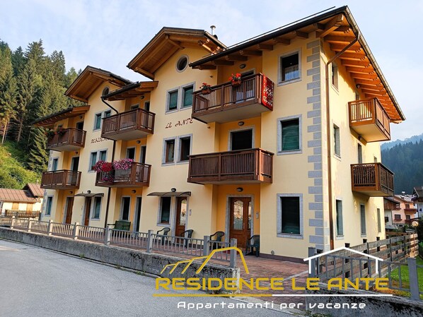 Exterior - Apartment 'Residence Le Ante - Classic' with Mountain View, Shared Garden and Balcony (Santo Stefano di Cadore)