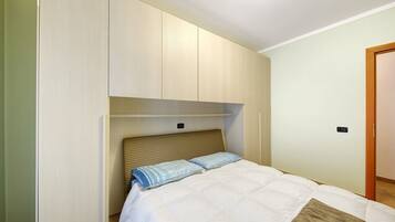1 bedroom, iron/ironing board, bed sheets, wheelchair access