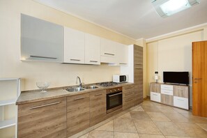 Frigorífico, microondas, horno y placa de cocina