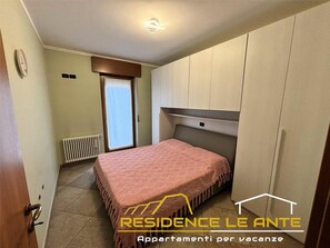 2 makuuhuonetta, silitysrauta/-lauta, vuodevaatteet, pääsy pyörätuolilla