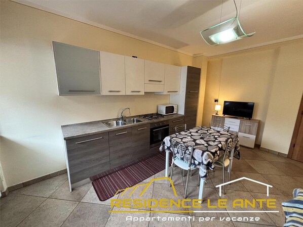 Jääkaappi, mikroaaltouuni, uuni, liesi