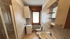 Suihku, hiustenkuivaaja, pyyhkeet