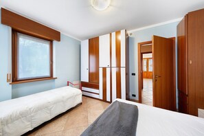 1 bedroom, iron/ironing board, bed sheets, wheelchair access