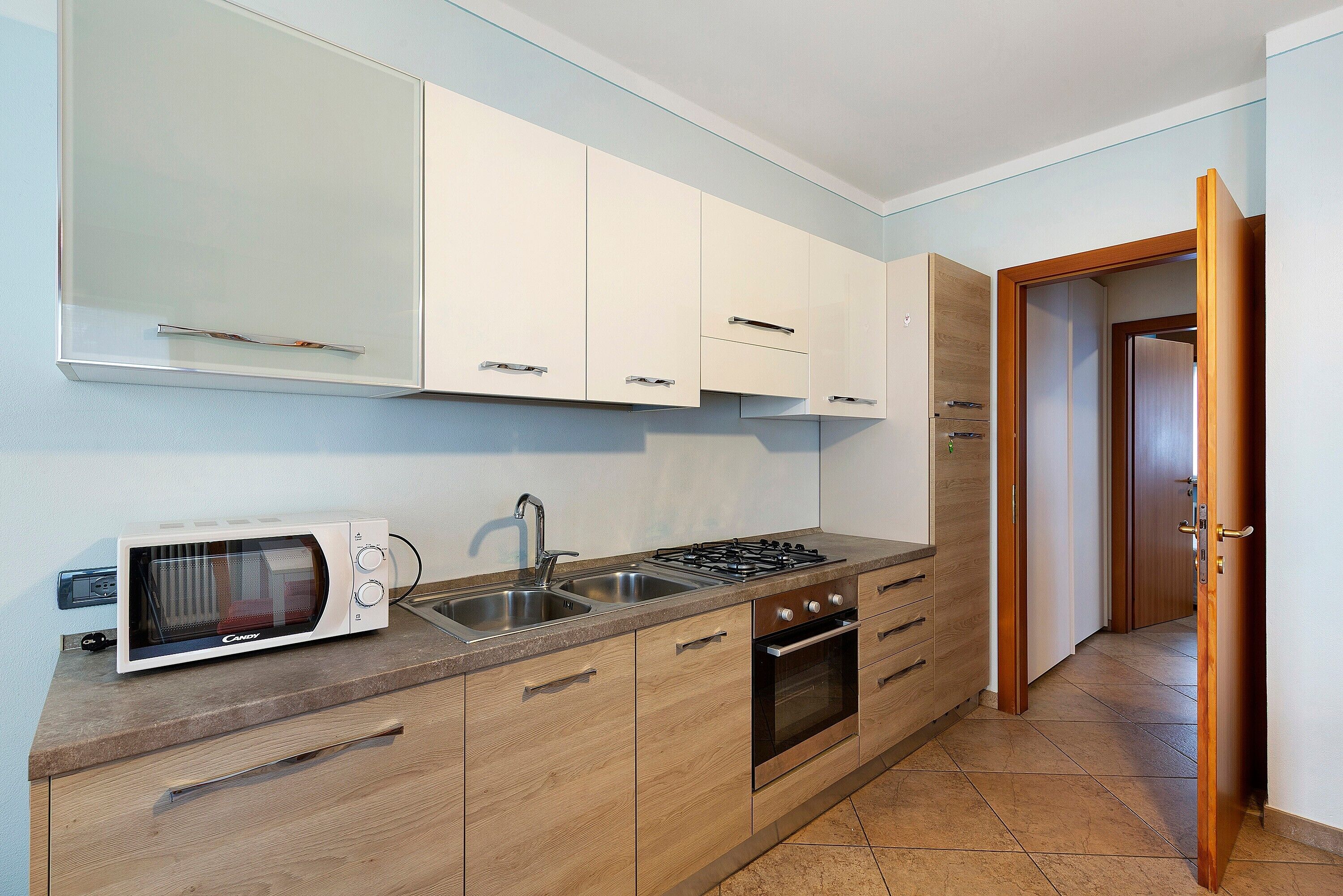 Køleskab, mikrobølgeovn, ovn, kogeplade