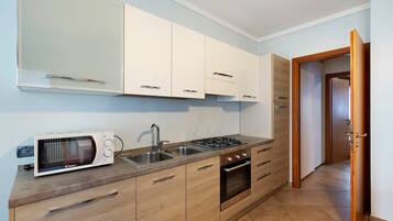 Køleskab, mikrobølgeovn, ovn, kogeplade