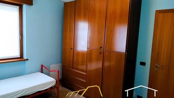 Fer et planche Ă repasser, draps fournis