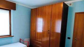 2 bedrooms, iron/ironing board, bed sheets, wheelchair access