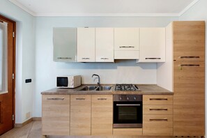 Een koelkast, een magnetron, een oven, een kookplaat